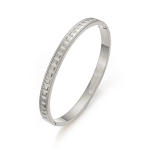 Détail du bracelet en titane argenté avec textures géométriques et fermoir latéral pratique