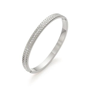 Detalle del brazalete de acero al titanio plateado con diamantes incrustados y hebilla