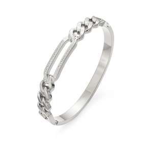 Detalle de brazalete de acero de titanio plateado con eslabones y pavé de diamantes
