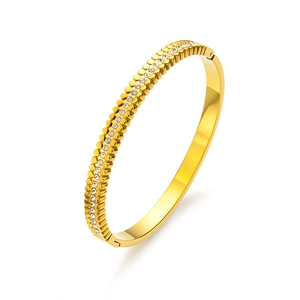 Elegante brazalete de acero inoxidable dorado con cierre y una fila de cristales blancos