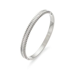 Detalle de brazalete plateado de bisagra con dos filas de circonitas blancas