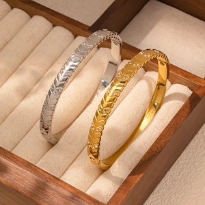 Set de brazaletes de acero inoxidable bañados en oro de 18k con circonitas oro y plata