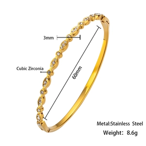 Dettagli del bracciale a cuore dorato con diametro 60mm e pietre di zirconia