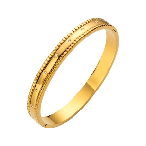 Vue détaillée du bracelet en acier doré avec cristaux en losange et fermoir à charnière