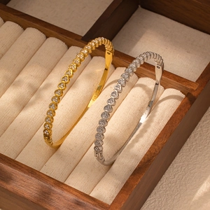 Brazaletes de lujo con corazones bañados en oro de 18K y plata con pavé de circonitas