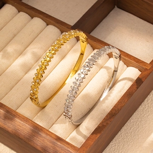 Bracciale rigido in acciaio al titanio oro e argento con cuori e zirconi su scatola