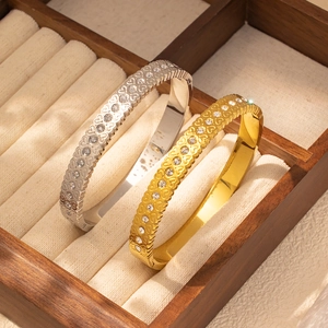 Gros plan de bracelets en acier inoxydable doré et argenté avec motifs de cœur et zircons