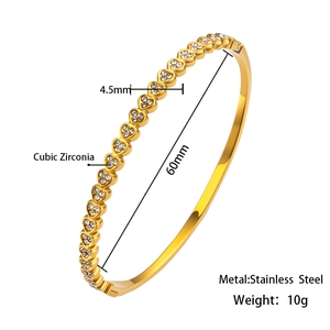 Dettaglio che mostra larghezza 4,5mm e diametro 60mm del bracciale a cuore con zirconi