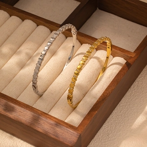 Brazaletes de nido de abeja en oro y plata con circonitas en estuche de madera elegante