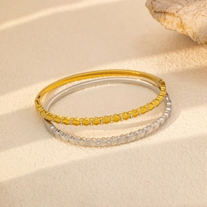 Brazalete de acero de titanio chapado en oro 18K con diseño hexagonal y circonitas