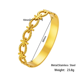 Detail of 18K gold plated stainless steel hollow chain bracelet with 60mm diameter