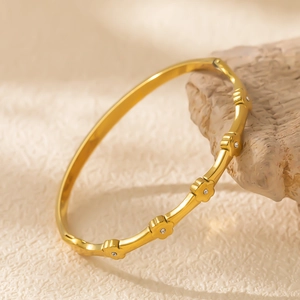 Detail des 18K vergoldeten Edelstahlarmbands mit Zirkonia-Blumen auf Stein