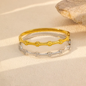 Elegantes brazaletes en oro de 18K y plata con diseño de flores y cristales