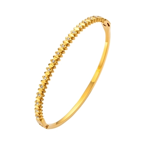 Dettaglio del bracciale in acciaio al titanio dorato con zirconi e chiusura laterale