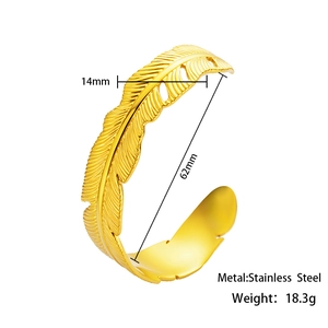 Dettaglio del bracciale a fascia in piuma d'oro in acciaio inox con larghezza 14 mm