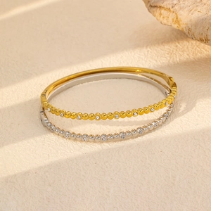 Brazaletes de acero de titanio chapados en oro de 18K y plata con estrellas de circón