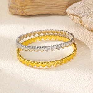 Eleganti bracciali in acciaio al titanio oro e argento con design a cuori in fila