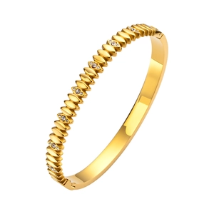 Elegante brazalete de acero inoxidable dorado con textura estriada y circonitas