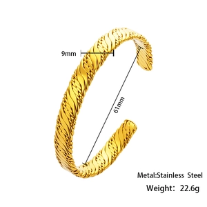 Bracciale rigido in acciaio dorato con cuore in zircone, design intrecciato, 9mm x 61mm