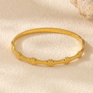 Luxuriöser 18K vergoldeter Edelstahl-Blumenarmreif mit weißen Zirkonia-Kristallen