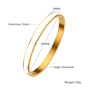 Detailansicht des 6mm breiten Edelstahlarmbands mit Goldbeschichtung und Emaille