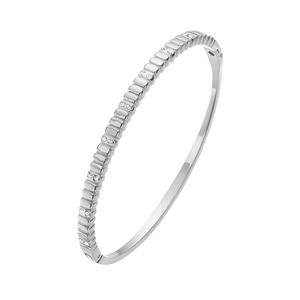 Dettaglio del bracciale in acciaio al titanio argento con prismi incastonati di diamanti