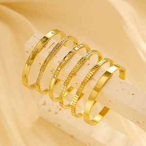 Set aus 18k vergoldeten Edelstahl-Armreifen mit Vintage-Gitter und Sternenmustern
