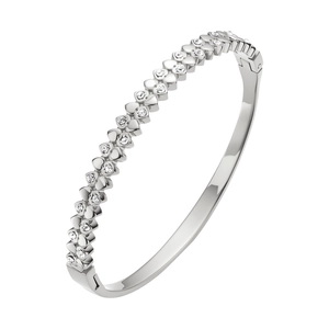 Dettaglio del bracciale rigido argento con maglie a cuore e zirconi chiari incastonati