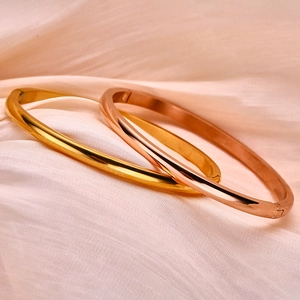 Gepolijste roestvrijstalen armbanden in goud en roségoud met een zijsluiting