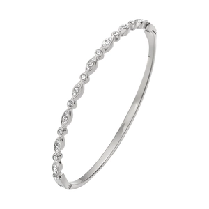 Primer plano del brazalete de trébol plateado con calado ondulado y microincrustaciones de circón