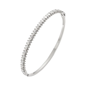 Dettaglio ravvicinato di un bracciale in acciaio al titanio argento con zirconi