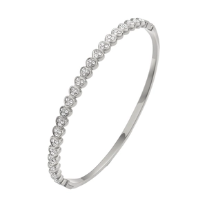 Detalle de la pulsera de corazón plateada con micro-pavé de circonitas brillantes