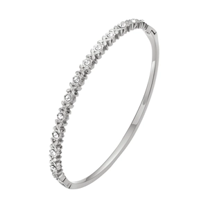 Dettaglio macro del bracciale rigido aperto argento con zirconi cubici incastonati