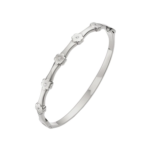 Detalle macro del brazalete de plata con diamantes y cinco flores pulidas delicadas