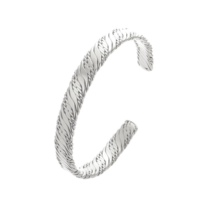 Vista dettagliata del bracciale a fascia in argento a forma di C con trama a treccia lucida