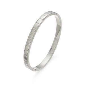 Détail du bracelet en acier inoxydable argenté avec texture géométrique et fini poli