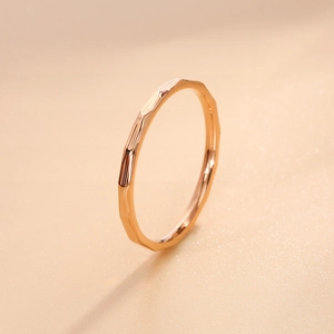 Macro-opname van een roségouden geometrische ring met gepolijste facetdetails