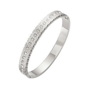 Vue détaillée du bracelet en acier avec motifs cœurs ajourés et cristaux pavés