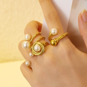 Anello di Künstliche Perle in Acciaio Inossidabile da Donna Placcato Oro Nodo Geometrico Irregolare Anello Moda Gioielleria