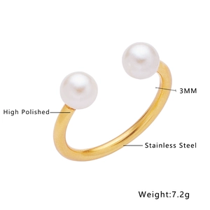 Anello in acciaio al titanio lucido con perle bianche e fascia dorata da 3mm