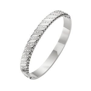Détail macro du bracelet torsadé en acier inoxydable argenté avec diamants scintillants