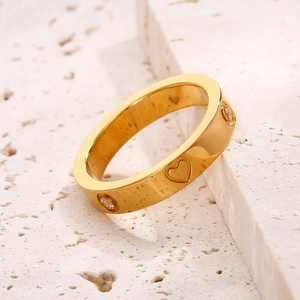 Bague large en acier inoxydable plaqué or 18 carats avec gravures de cœur et zircons