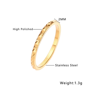 Detail van 2mm dunne gouden roestvrijstalen ring met hooggepolijste ster-geslepen textuur