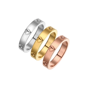Trois bagues minimalistes en acier inoxydable argenté, doré et rose avec motif cœur