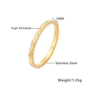 Detailoverzicht van 2mm roestvrijstalen ring met diamantgeslepen 18k gouden textuur