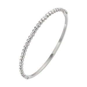 Detalle de brazalete de titanio plateado con estrellas de circonita y relieve de cuentas