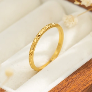 Luxe 18k vergulde roestvrijstalen ring met geometrische ruitvormige diamantgeslepen textuur