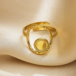 Vista de detalle de anillo ajustable chapado en oro con marco ovalado sobre seda fina