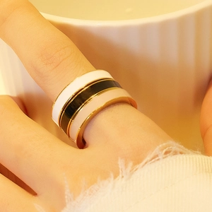 Anello largo minimalista in acciaio inossidabile con smalto bianco nero e rosa a goccia