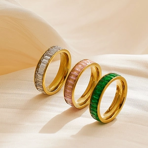 Bague luxueuse en acier inoxydable avec zircons taille baguette en clair, rose et vert